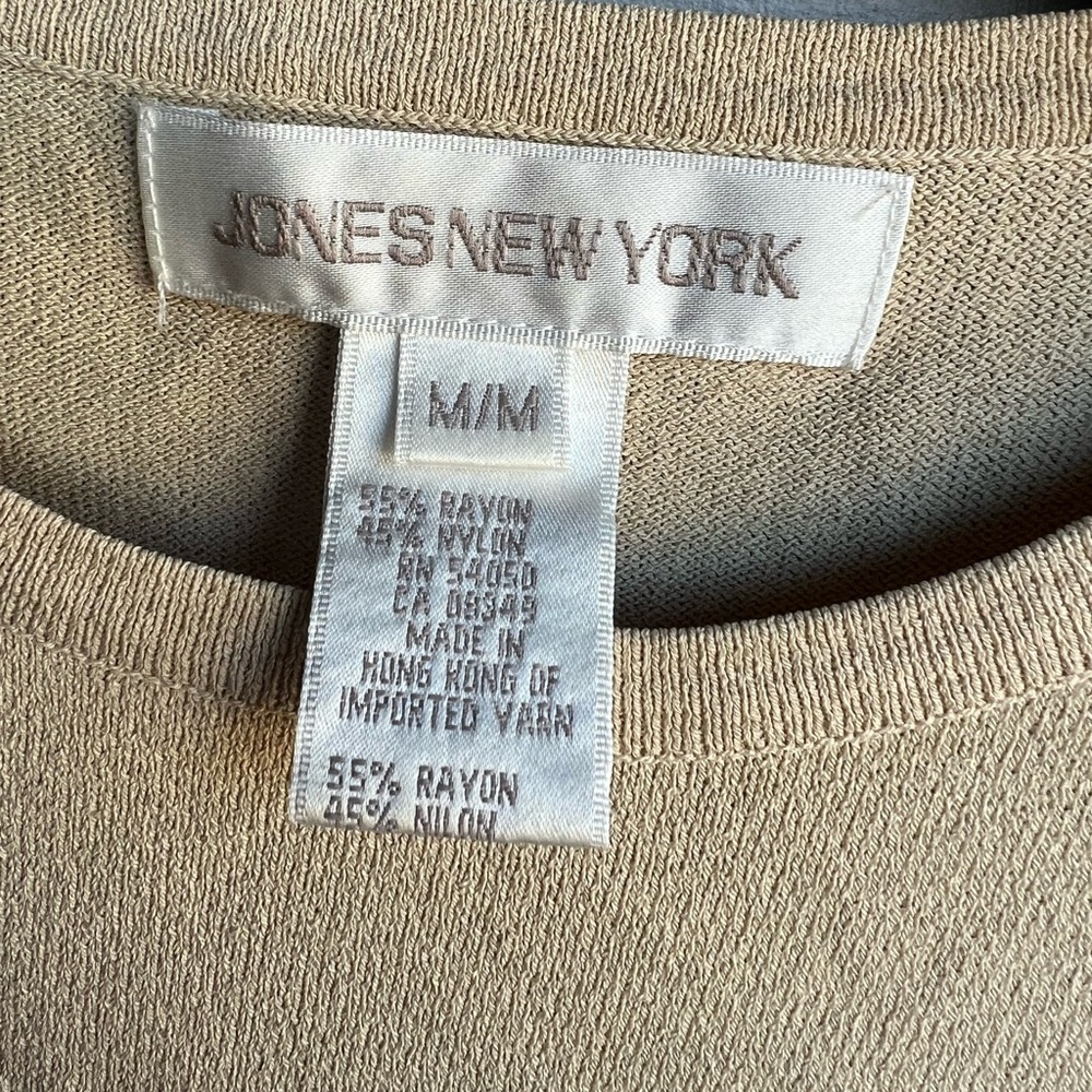 Jones New York size M gorgeous floral short sleeve top in neutral‎ colors - Picture 4 of 7